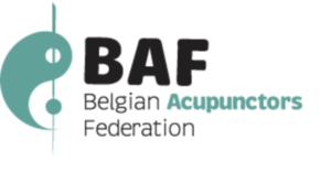 Logo de la « Belgian Acupunctors Federation » (BAF). À gauche, un symbole en turquoise représentant une aiguille d'acupuncture traversant un motif inspiré du yin et yang. À droite, le texte « BAF » est écrit en lettres noires épaisses, suivi de « Belgian Acupunctors Federation » en lettres plus petites. Le mot « Acupunctors » est écrit en turquoise pour correspondre au symbole.