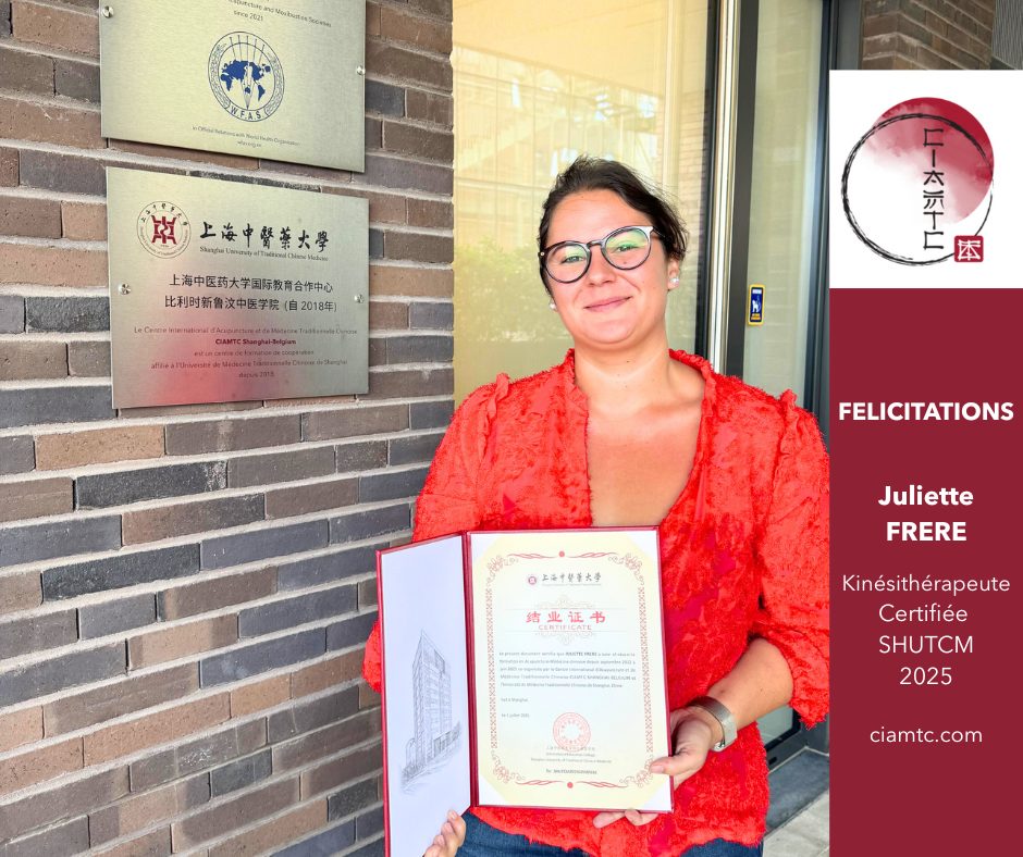 Juliette Frère, kinésithérapeute diplômée 2025, reçoit son certificat de l’Université de Médecine Traditionnelle Chinoise de Shanghai (SHUTCM) au CIAMTC SHANGHAI-BELGIUM. Formation en médecine chinoise, acupuncture et transmission de la pensée chinoise.