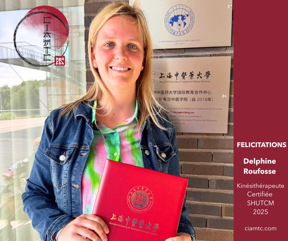 Delphine Roufosse, kinésithérapeute diplômée 2025, reçoit son certificat de l’Université de Médecine Traditionnelle Chinoise de Shanghai (SHUTCM) au CIAMTC SHANGHAI-BELGIUM. Formation en médecine chinoise, acupuncture et transmission de la pensée chinoise