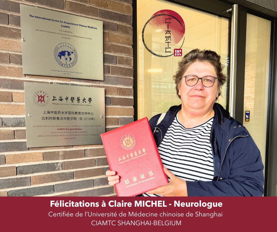 Claire Michel, neurologue diplômée 2025, reçoit son certificat de l’Université de Médecine Traditionnelle Chinoise de Shanghai (SHUTCM) au CIAMTC SHANGHAI-BELGIUM. Formation en médecine chinoise, acupuncture et transmission de la pensée chinoise